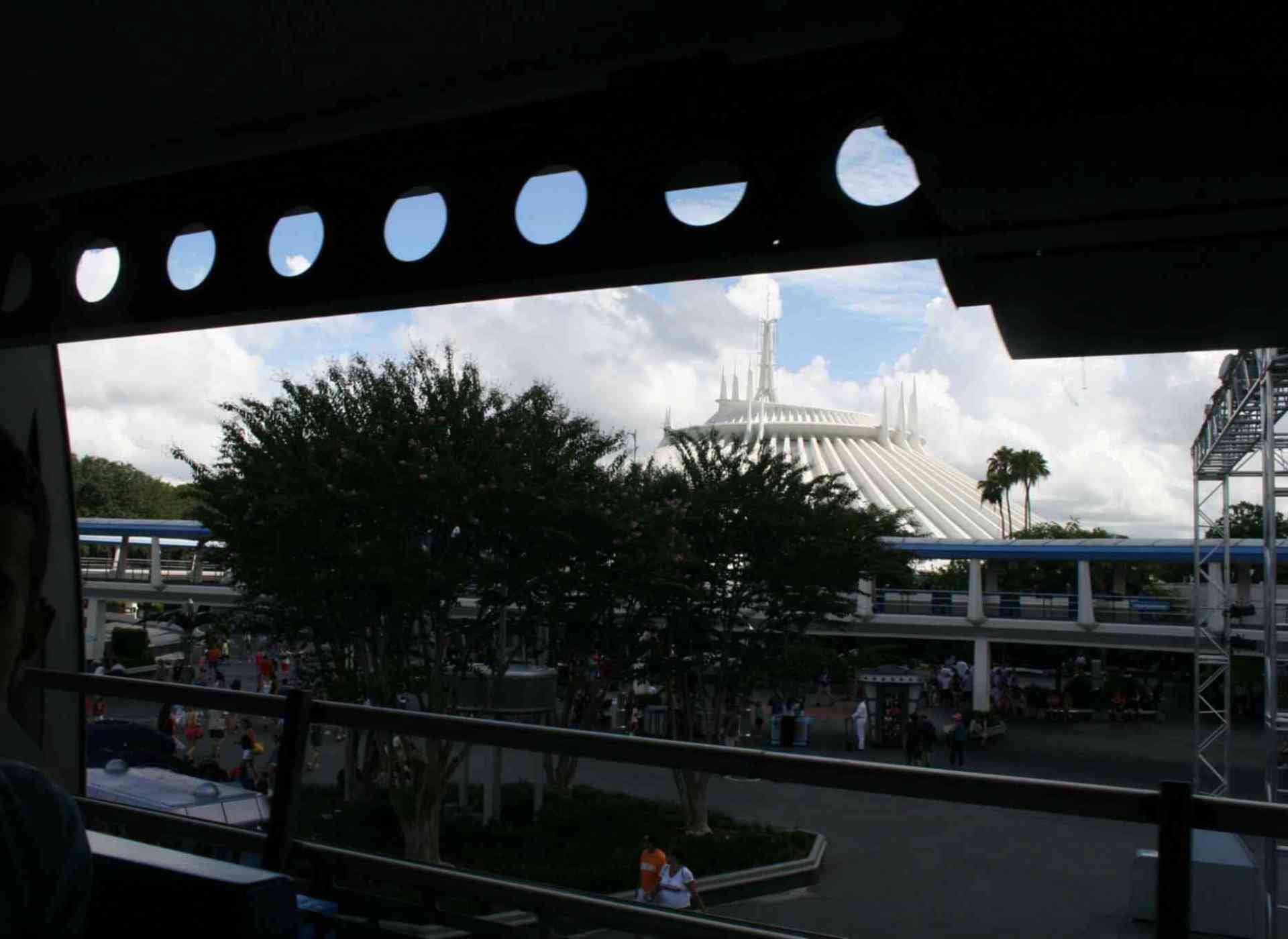Space Mountain | Roller coaster at Hong Kong Disneyland | Parkz - Theme