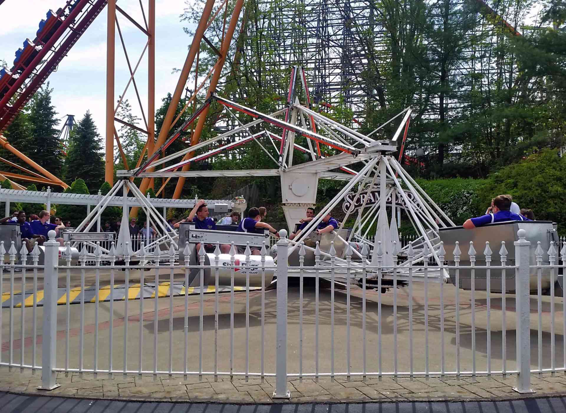 Mind Scrambler Flat Ride At Six Flags New England Parkz Theme Parks