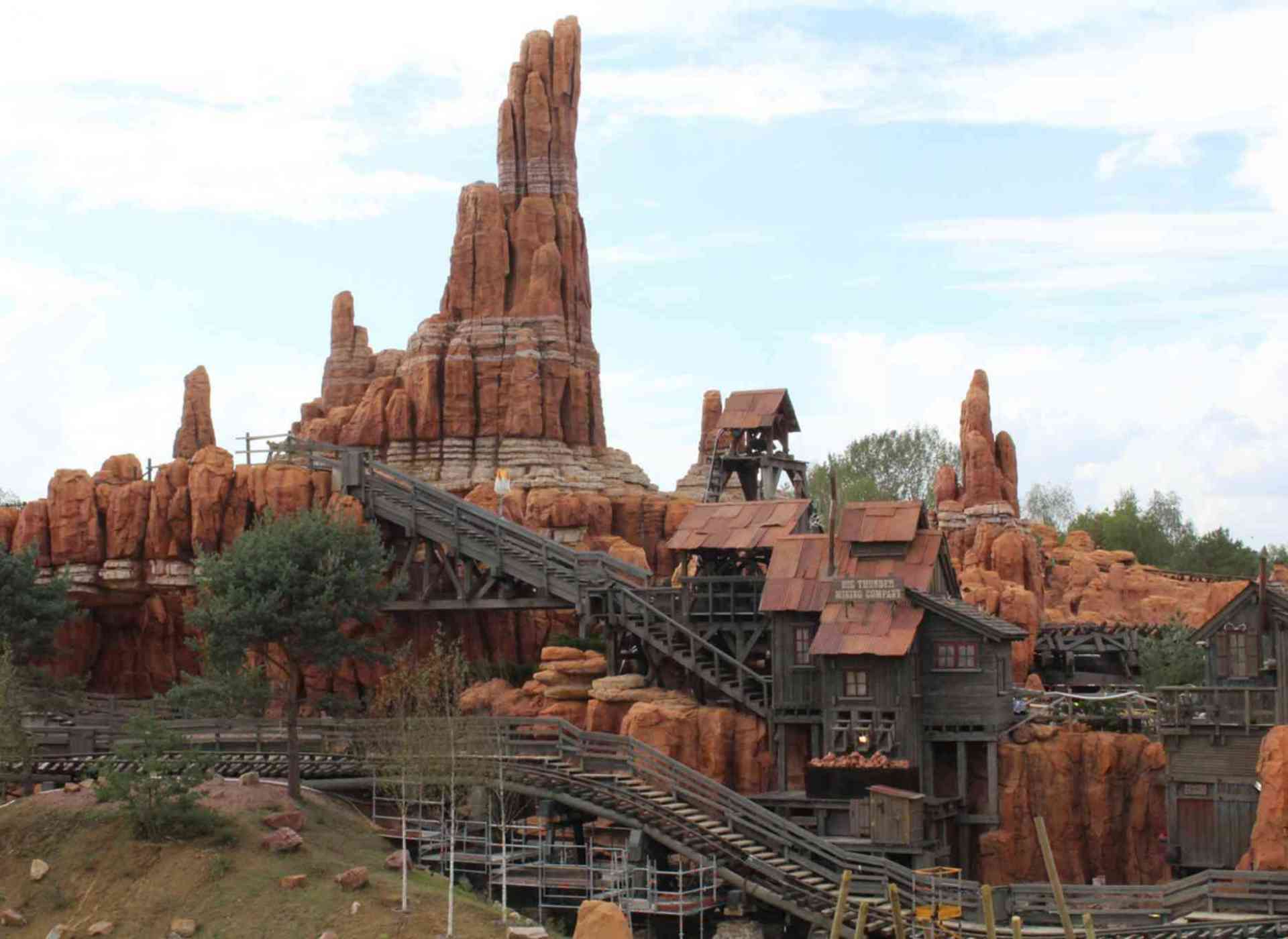 Big Thunder Mountain Roller coaster at Disneyland Paris Parkz