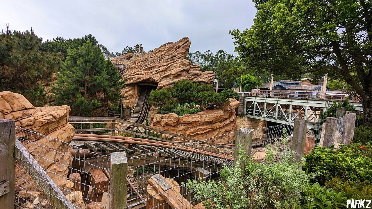 Big Grizzly Mountain Runaway Mine Cars | Roller Coaster at Hong Kong
